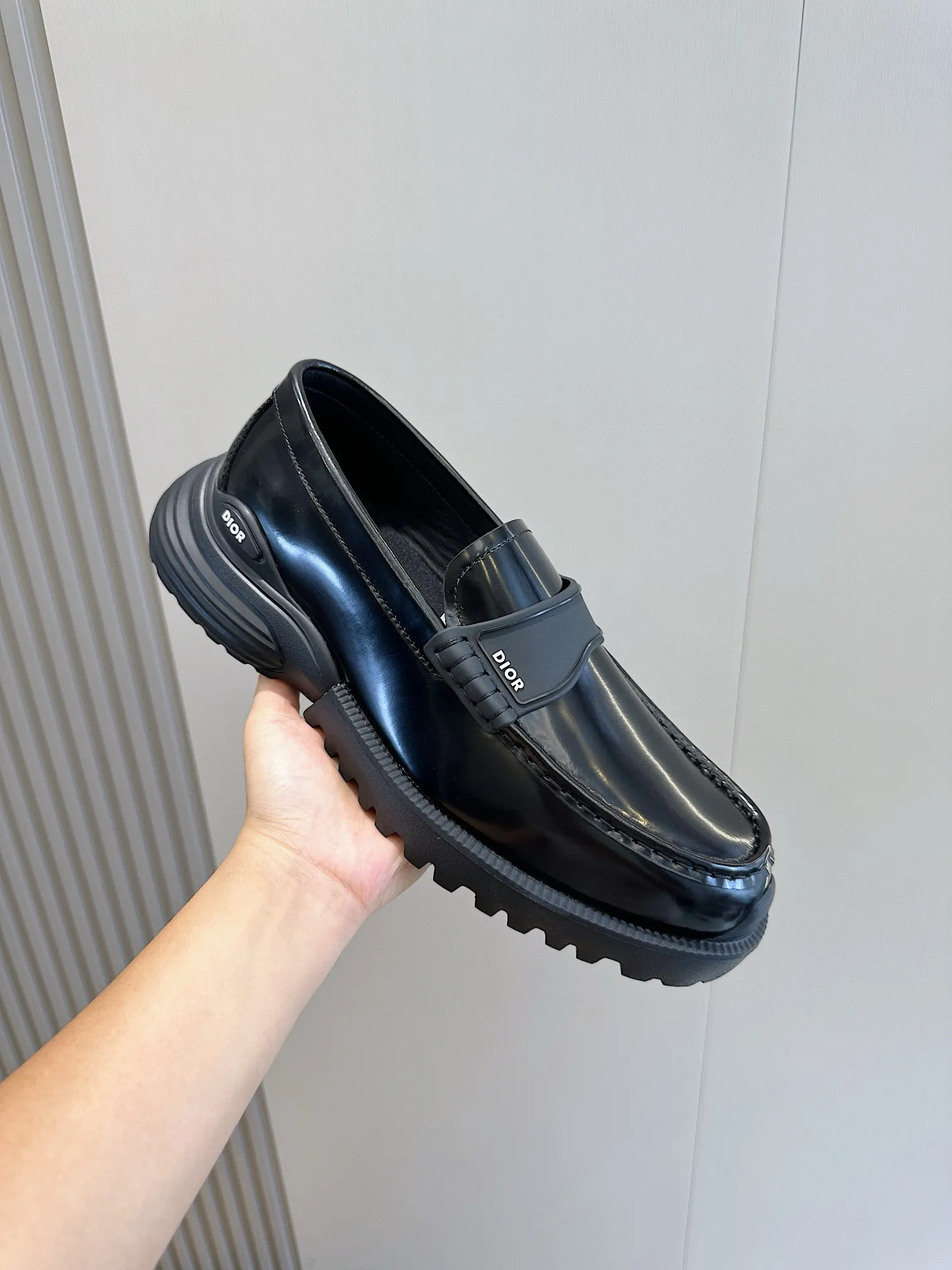 Factory price: 540💰◾️▫️Dior Combat Derby shoes are a new product in the 2024 spring men's wear series, presenting a mixed style that combines fashion design with sports elements. Crafted from black buffed calfskin leather with beige and black Oblique print panels on the sides and tongue. Designed with laces and technical zipper closure, the lightweight mixed-style sole highlights the charm of high-end customization. The Dior signature on the side enhances the style and will add a trendy touch to any look this season. Size: 39-44 (customized at 38.45)